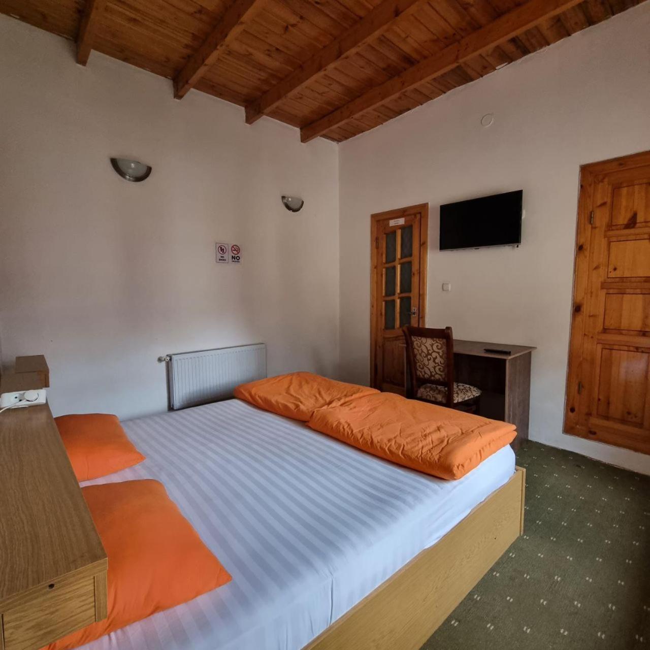 Sim Sim Hostel & Guest House Near The Church Самарканд Екстериор снимка