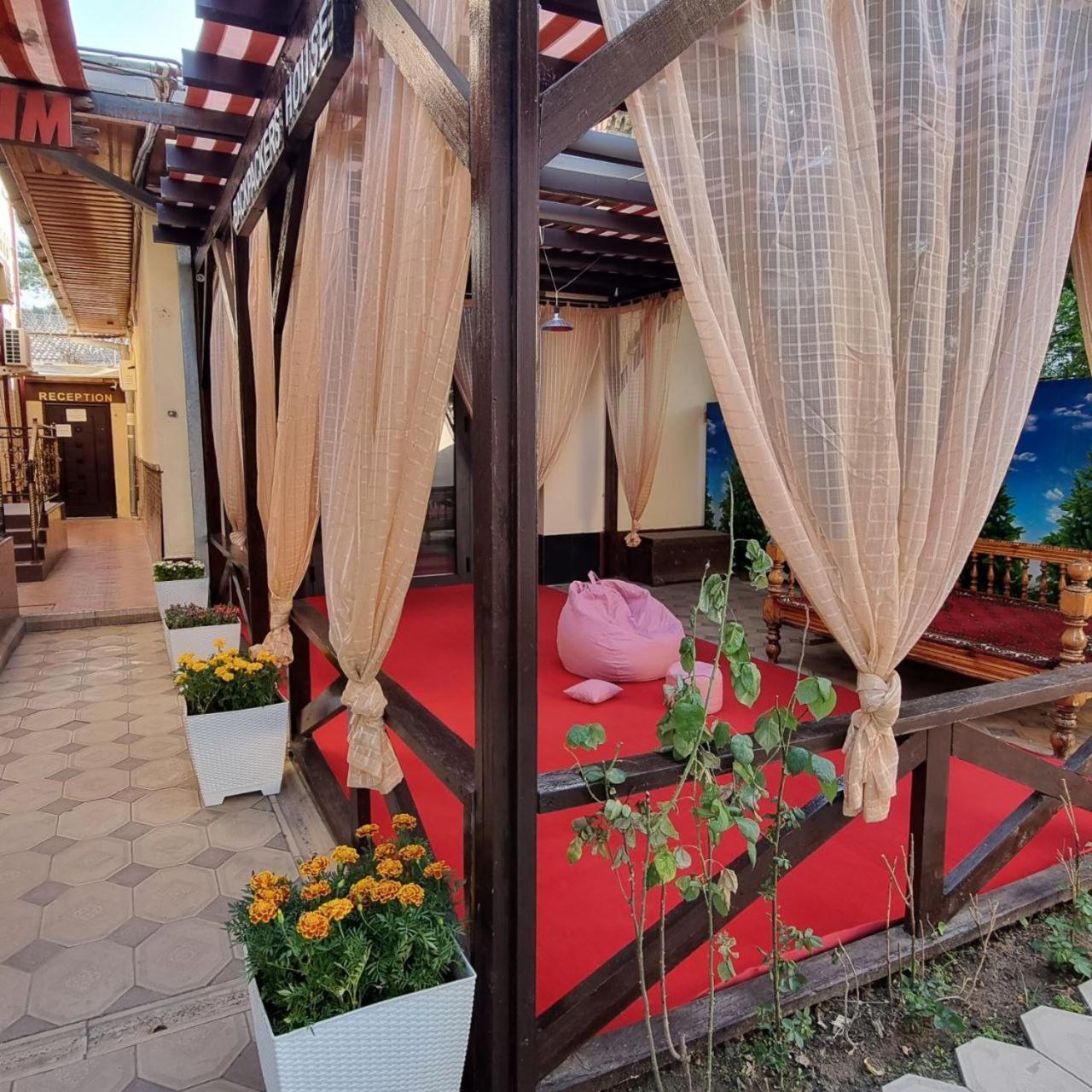 Sim Sim Hostel & Guest House Near The Church Самарканд Екстериор снимка