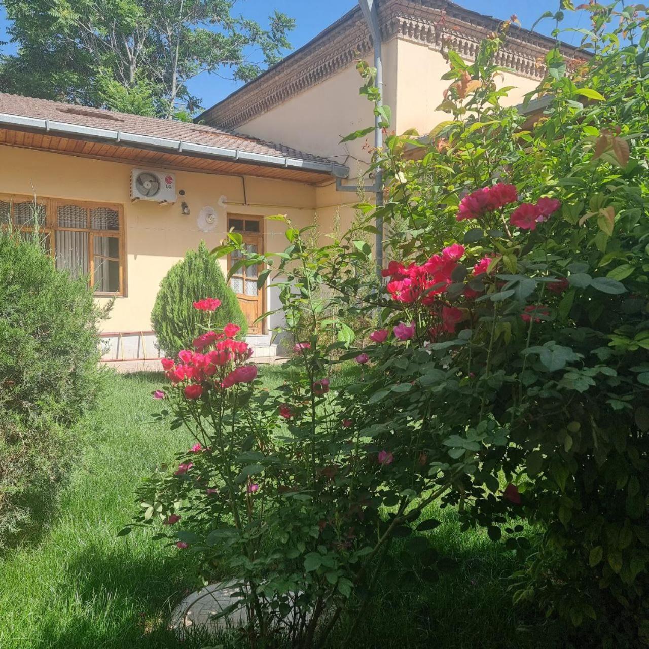 Sim Sim Hostel & Guest House Near The Church Самарканд Екстериор снимка