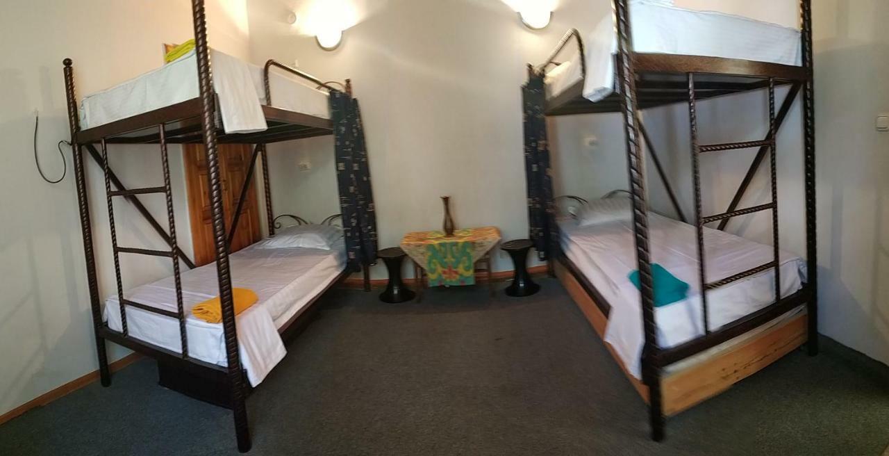 Sim Sim Hostel & Guest House Near The Church Самарканд Екстериор снимка